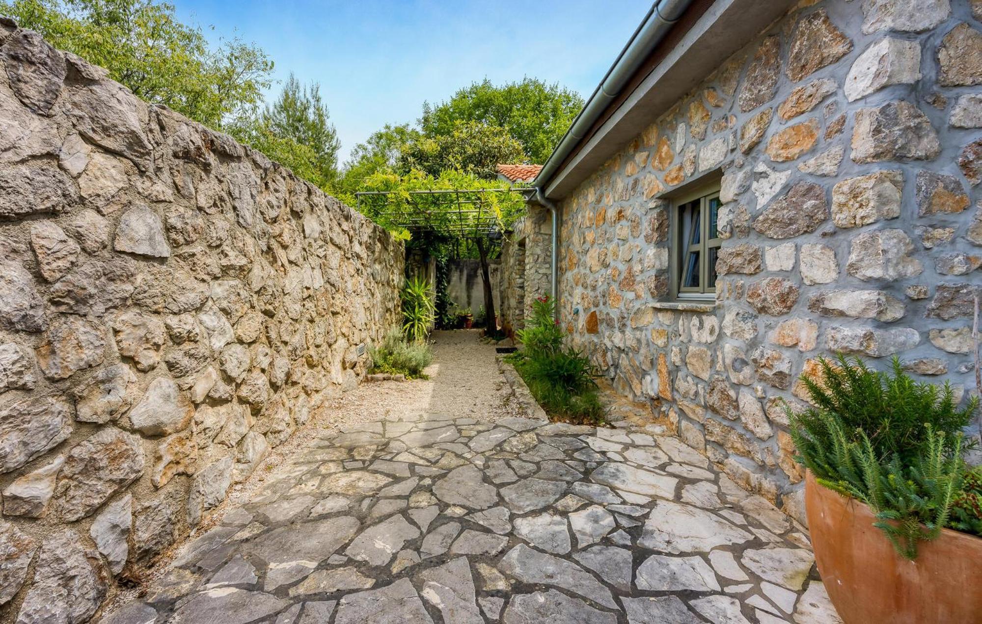 2 Bedroom Pet Friendly Home In Malinska Εξωτερικό φωτογραφία